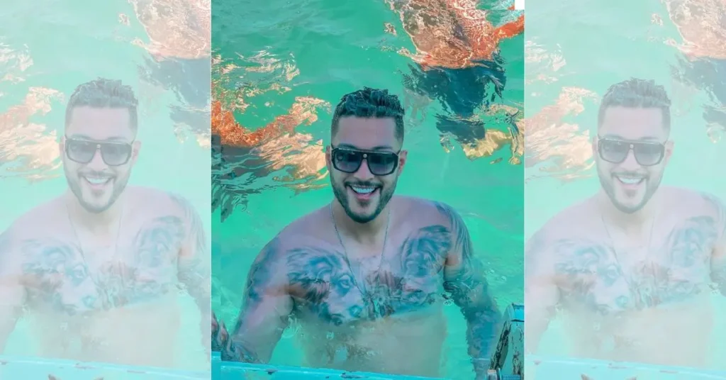 Felipe Santos dentro da água turquesa da Praia do Farol em Arraial do Cabo, Rio de Janeiro